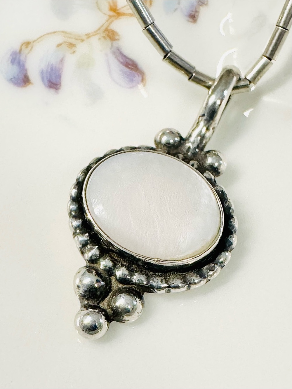 Native American Sterling ‘Liquid Silver’ Mother of Pearl Necklace - Picture 5 of 9